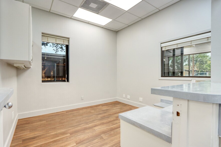More Photos Of 1717 N Garrett Ave, Dallas Medical For Sale