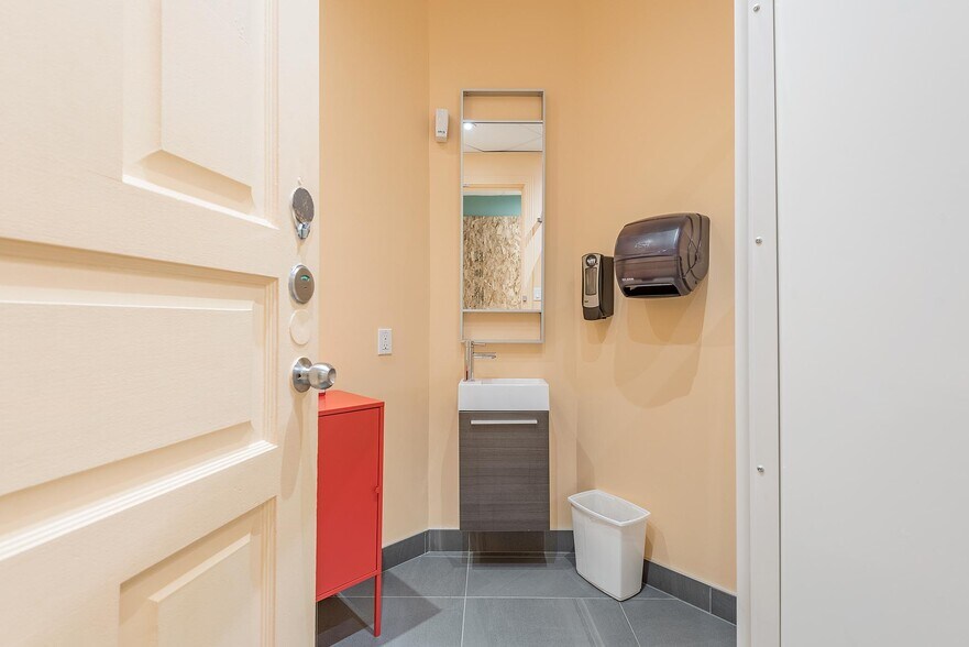 More Photos Of 50 Rue Saint-Charles O, Longueuil Medical For Lease