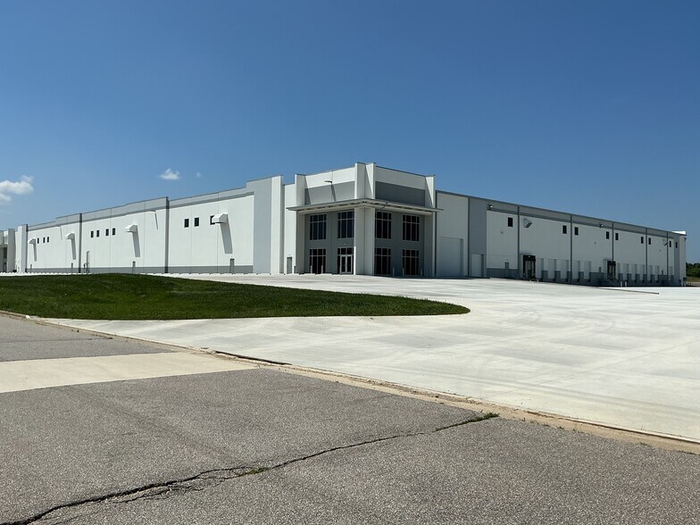 More Photos Of 1900 Airport West Rd, Mansfield Warehouse For Lease
