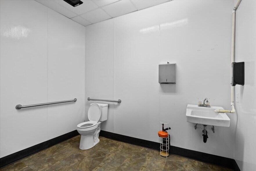 More Photos Of 1501 Sage Rd, Medford Warehouse For Sale