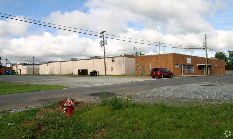More Photos Of 430-450 N Greensboro St, Liberty General Retail For Lease