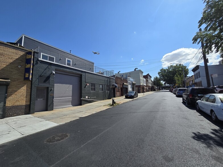 More Photos Of 3731 58th St, Woodside Warehouse For Lease