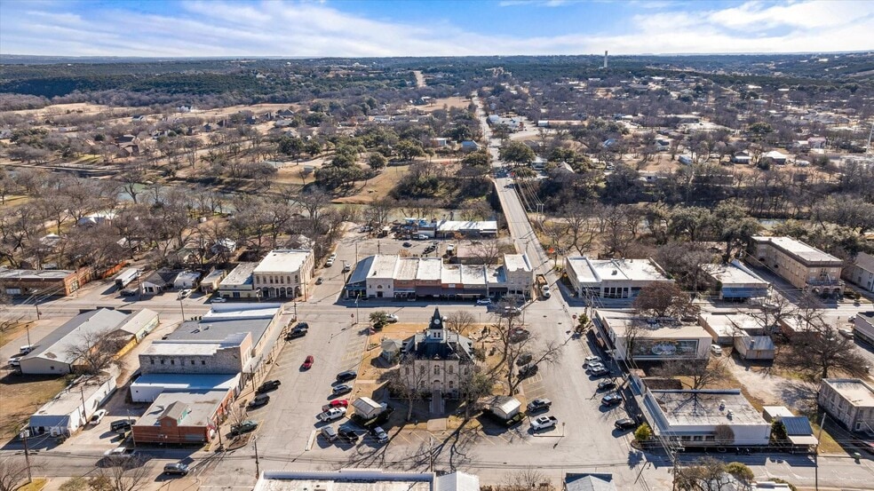 More Photos Of 114 NE Barnard St, Glen Rose Storefront For Lease