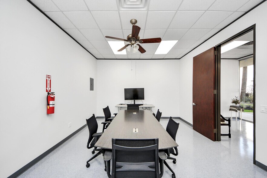 More Photos Of 1335 Space Park Dr, Houston Office For Lease