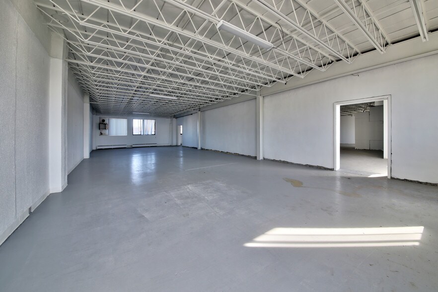 More Photos Of 8515 Av 9e, Montréal Light Manufacturing For Sale