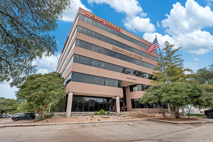 More Photos Of 222 S Sidney Baker St, Kerrville Office For Sale