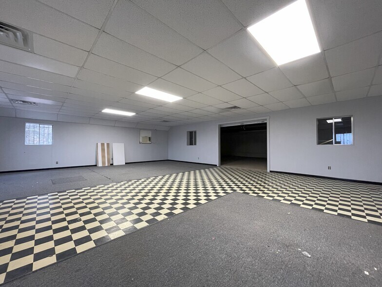 More Photos Of 4109 N Parkdale Ln, Denison Flex For Lease