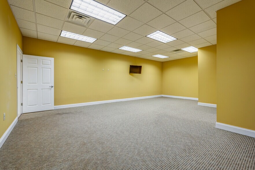 More Photos Of 95 Zion Station Ct, Troy Flex For Sale