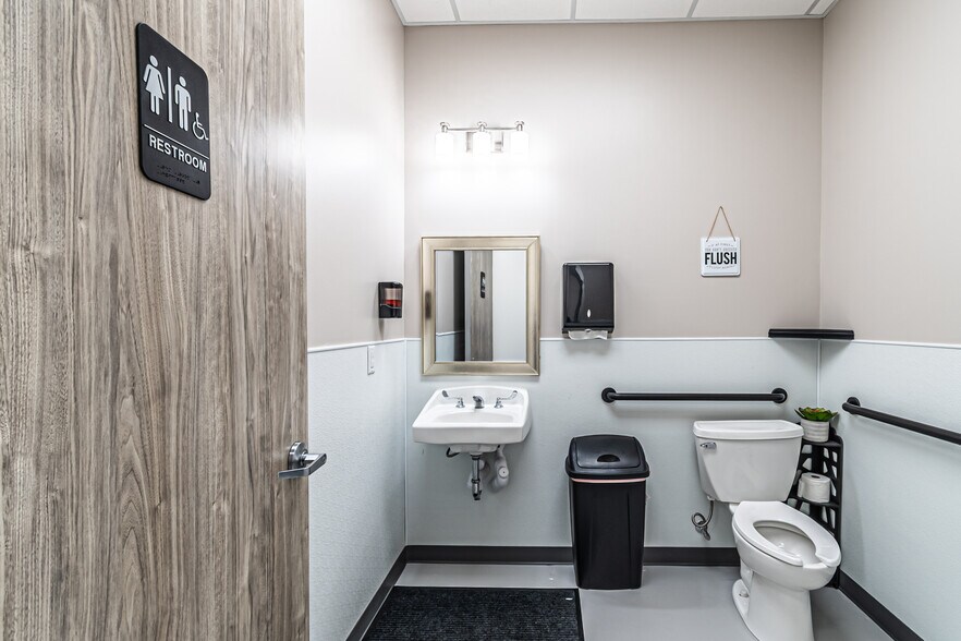 More Photos Of 1210 A St, Waller Medical For Lease