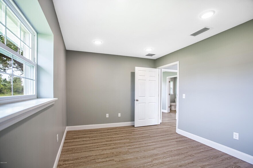 More Photos Of 5618 Lilly St, Panama City Office For Lease