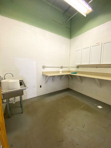 More Photos Of 1212 F.R. Huff Dr, St Matthews Industrial For Sale