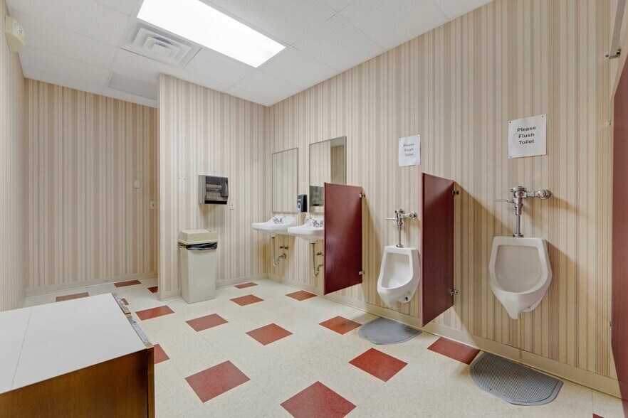 More Photos Of 8645 E Backwater Rd, North Webster Showroom For Lease