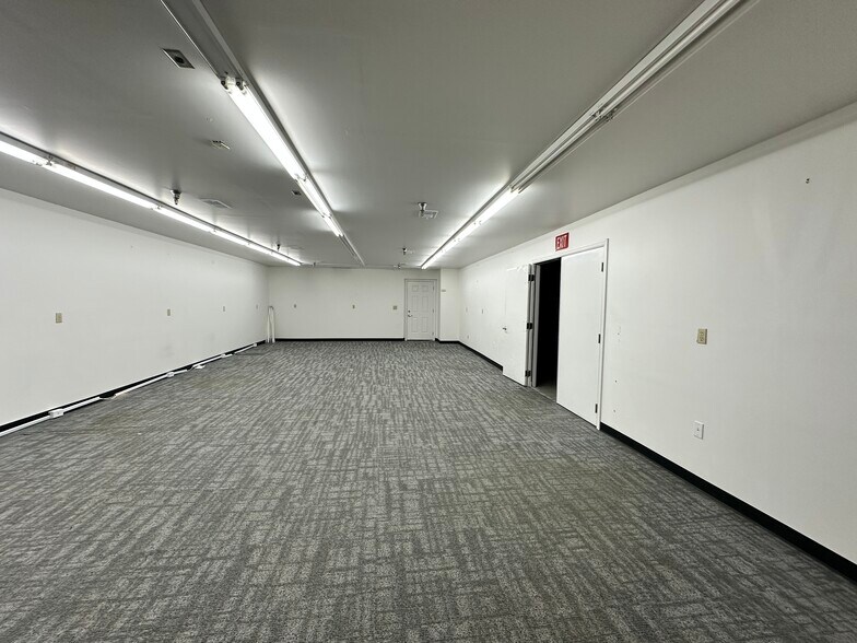 More Photos Of 9800-9900 Hill View Rd, Newcastle Warehouse For Lease