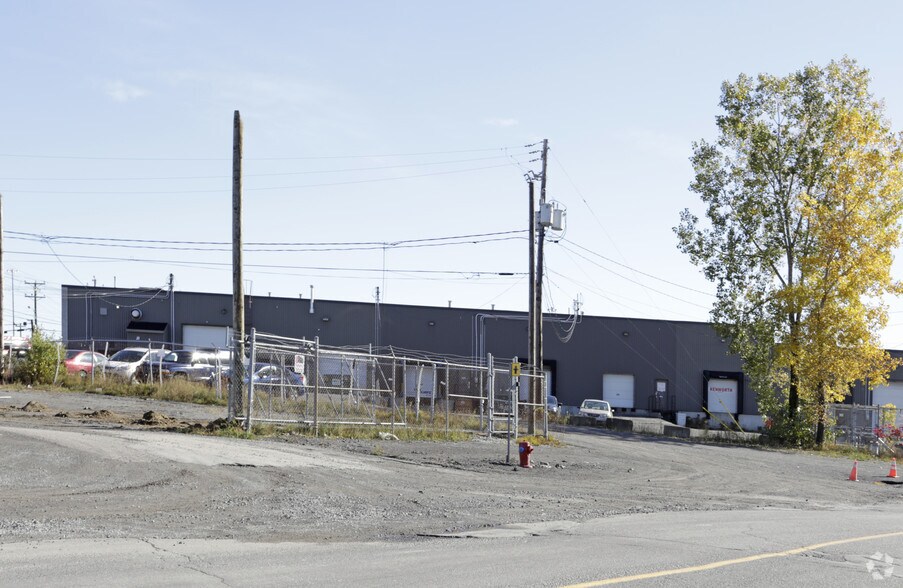 More Photos Of 16 Rue John-F.-Kennedy, St-Jérôme Showroom For Sale