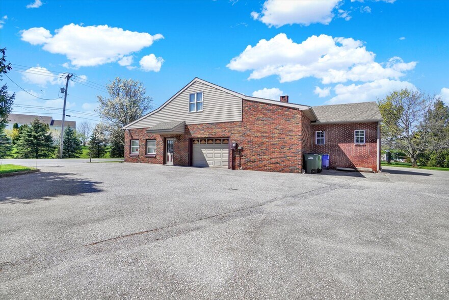 More Photos Of 2553 Roosevelt Ave, York Flex For Sale