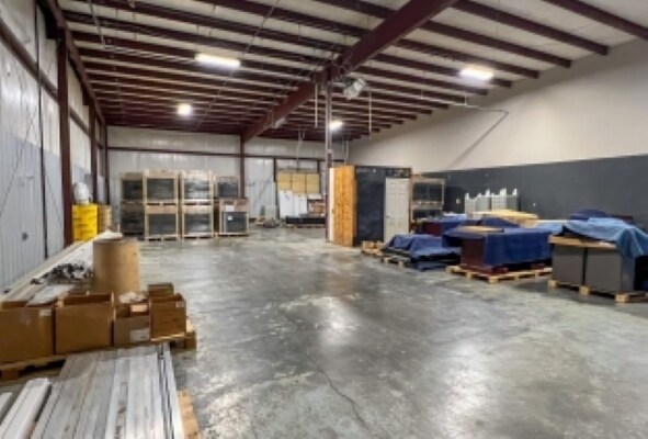 More Photos Of 1532 N Commercial, Nixa Warehouse For Lease