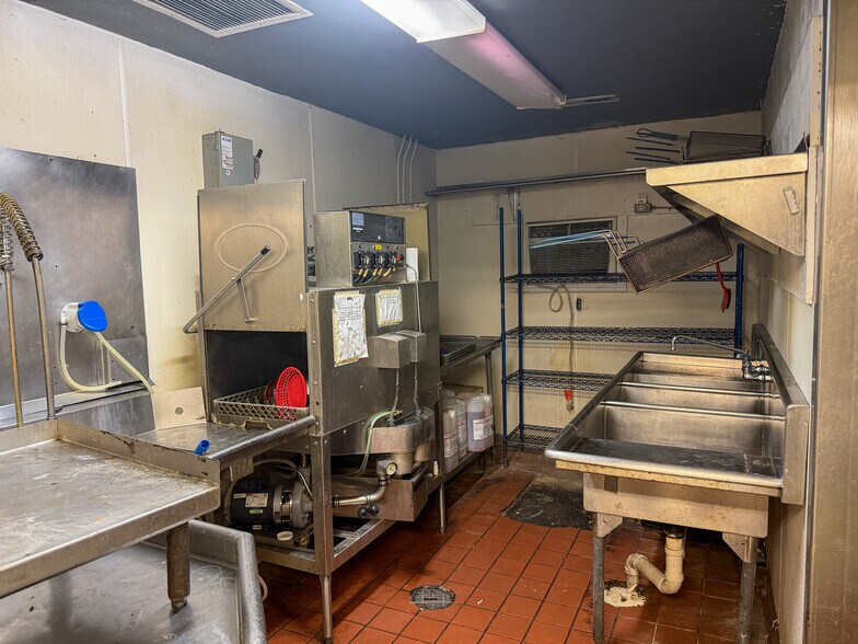 More Photos Of 1100 S 48th Pl, Springdale Restaurant For Lease