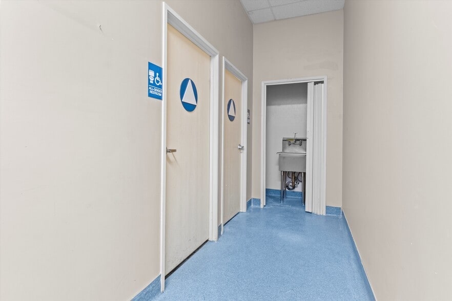 More Photos Of 39176-39532 10th St W, Palmdale Unknown For Lease