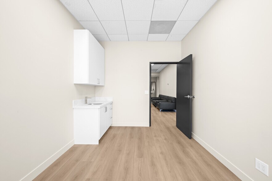 More Photos Of 24011 Ventura Blvd, Calabasas Medical For Lease