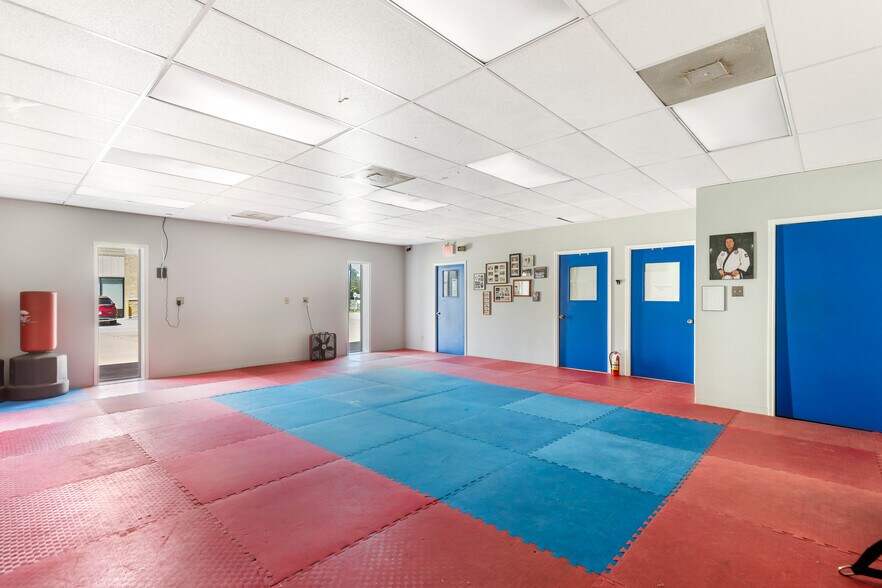 More Photos Of 411 S Houston Ave, Humble Warehouse For Sale