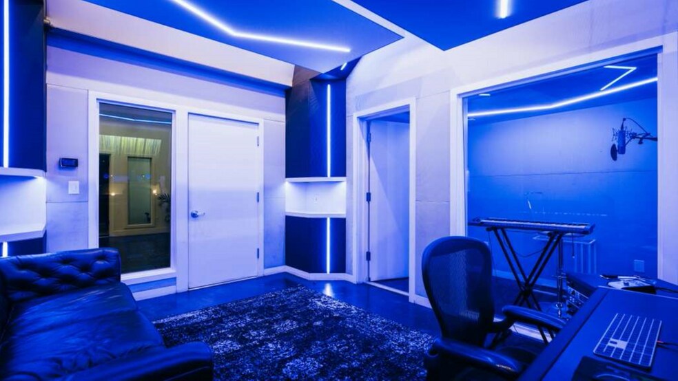 More Photos Of 5325 Topanga Canyon Blvd, Woodland Hills Office Residential For Lease