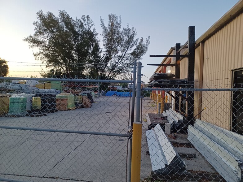 More Photos Of 3927 Exchange Ave, Naples Warehouse For Lease