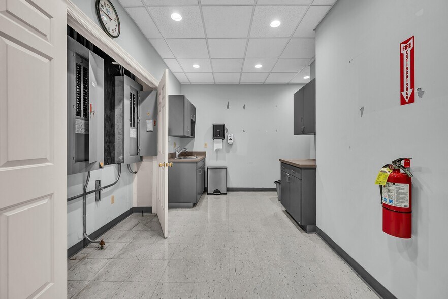 More Photos Of 11 Mile Hill Rd, Newtown Office For Sale