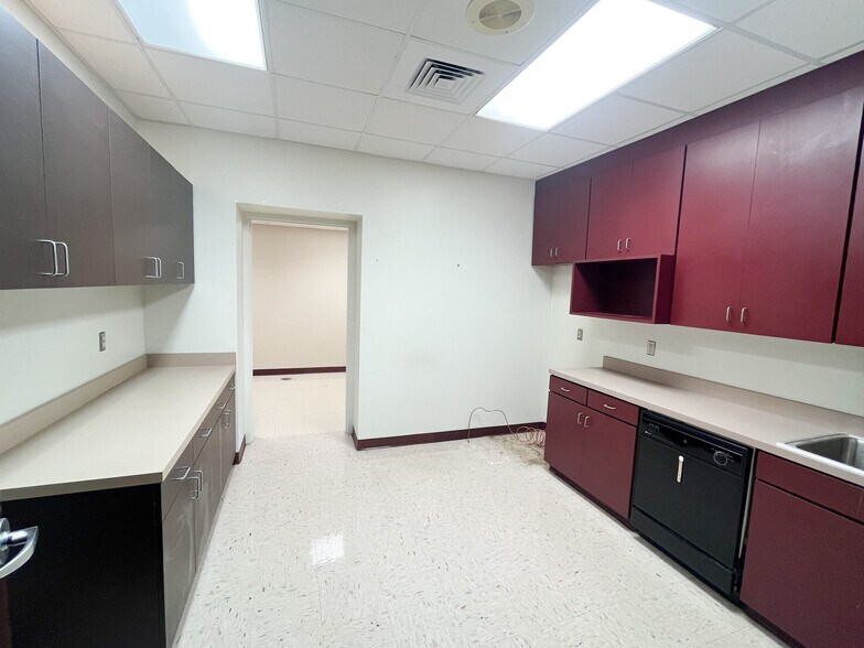 More Photos Of 820 S Illinois Ave, Republic Medical For Lease