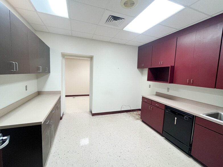 More Photos Of 820 S Illinois Ave, Republic Medical For Sale