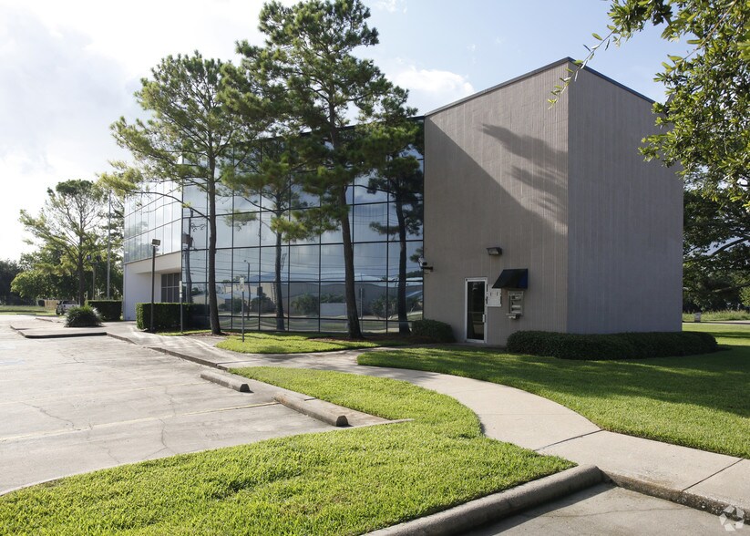 More Photos Of 722 Fairmont Pky, Pasadena Light Manufacturing For Lease