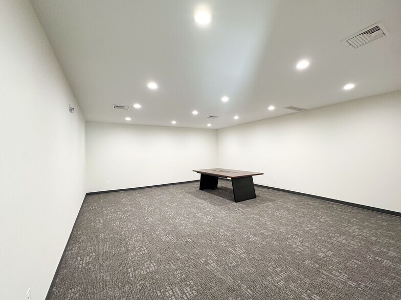 More Photos Of 85 Pierson Ln, Windsor Manufacturing For Lease