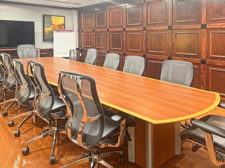 More Photos Of 435-455 Nichols Rd, Kansas City Coworking Space