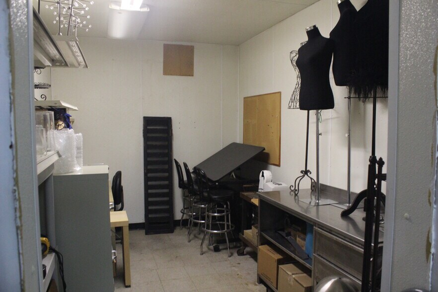 More Photos Of 80920 County Road 46, Hayward Showroom For Sale