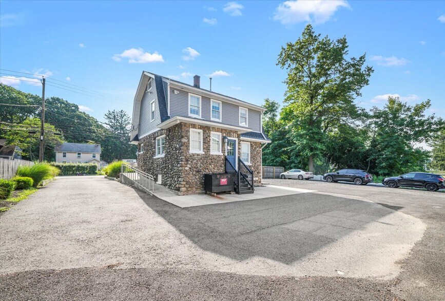 More Photos Of 363 S Middletown Rd, Nanuet Flex For Sale