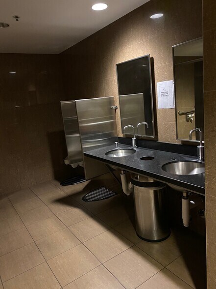 More Photos Of 14333 Wicks Blvd, San Leandro Warehouse For Sale