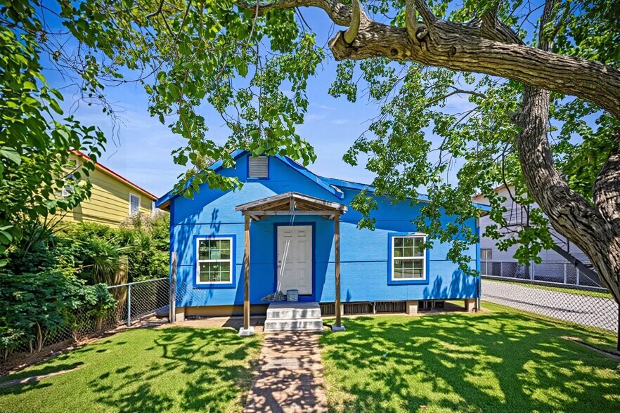More Photos Of 1915 45th St, Galveston Storefront Retail Residential For Sale