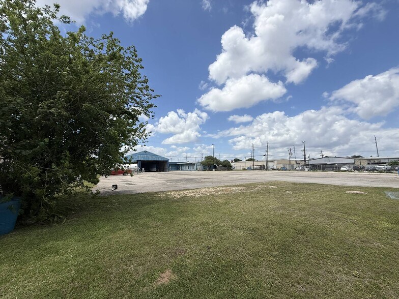More Photos Of 1502 Galveston St, South Houston Service For Lease