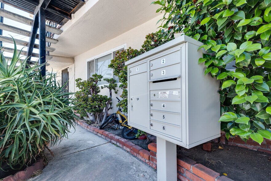 More Photos Of 9031 Hillside St, Oakland Apartments For Sale