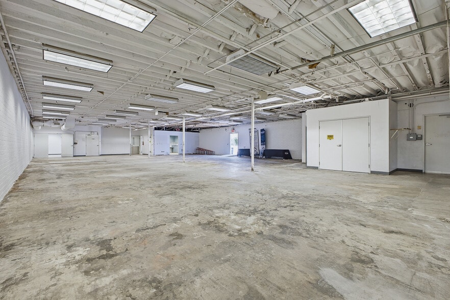More Photos Of 700-710 W Wilson Ave, Glendale Warehouse For Lease