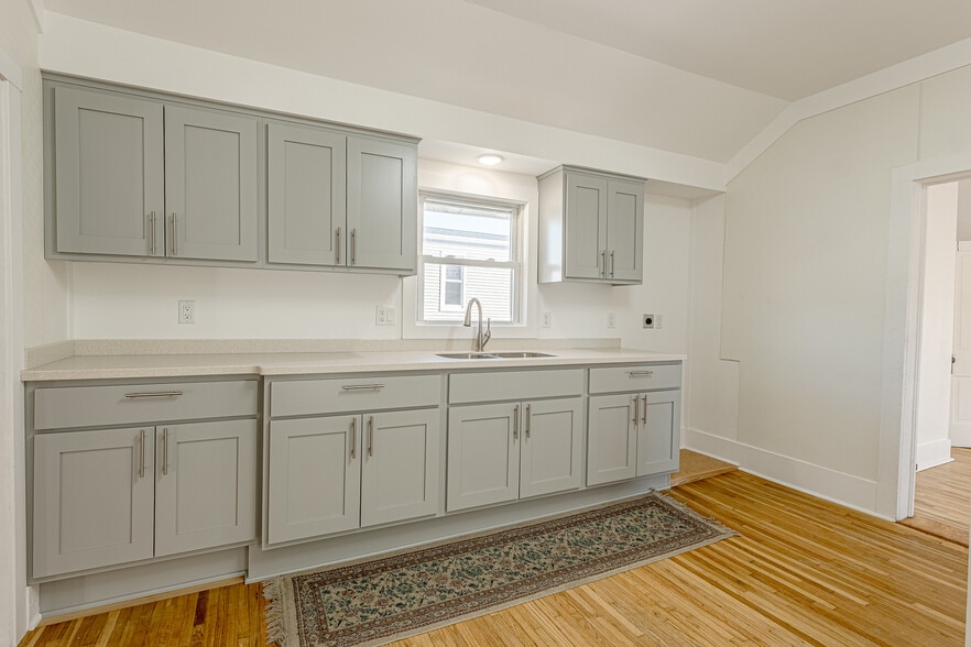 More Photos Of 127 W Main St, Belleville Restaurant For Sale