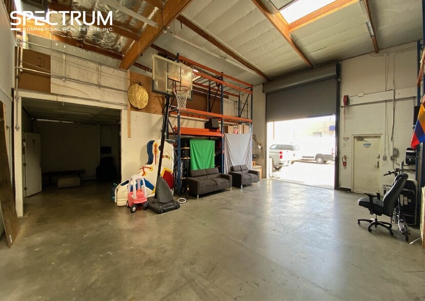 More Photos Of 7002 Sophia Ave, Van Nuys Showroom For Lease