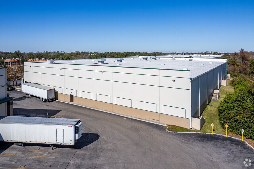 More Photos Of 6321 Emperor Dr, Orlando Warehouse For Lease