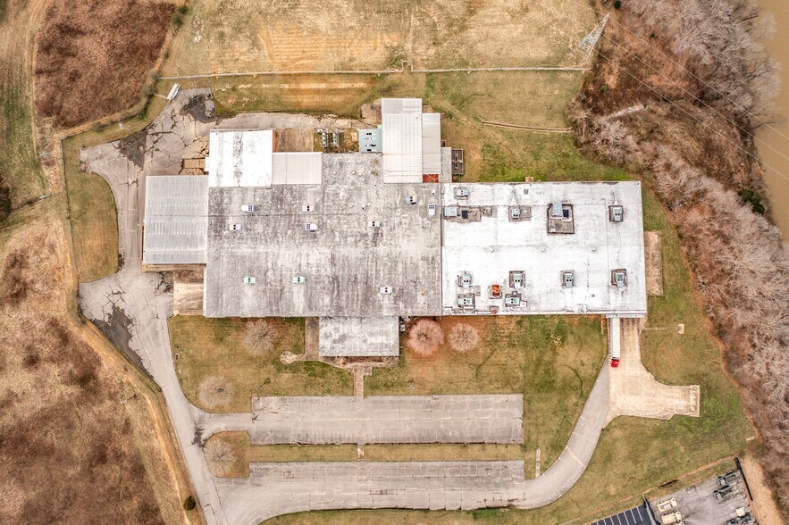 More Photos Of 200 Universal Dr, Centerville Distribution For Lease