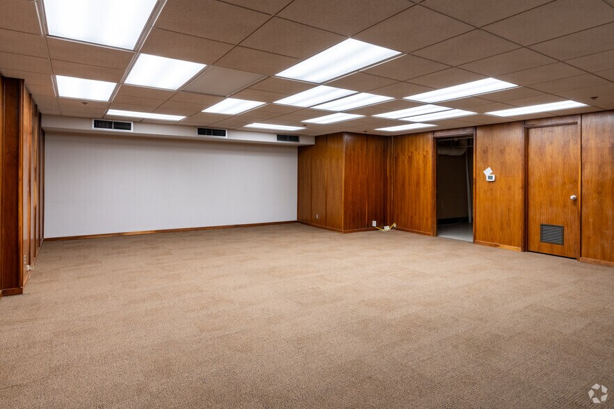 More Photos Of 30 S Mission St, Wenatchee Bank For Sale