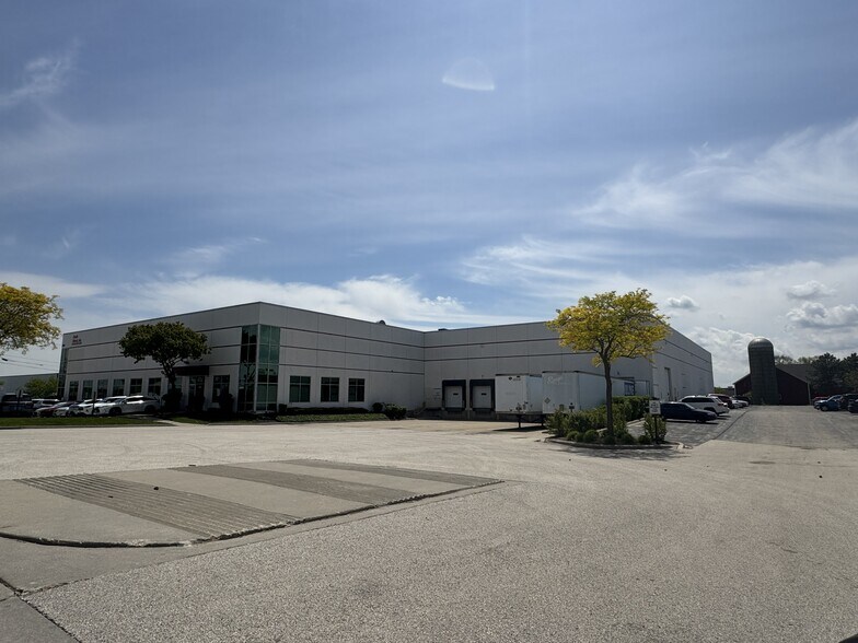 More Photos Of 880 N Wood Dale Rd, Wood Dale Warehouse For Lease