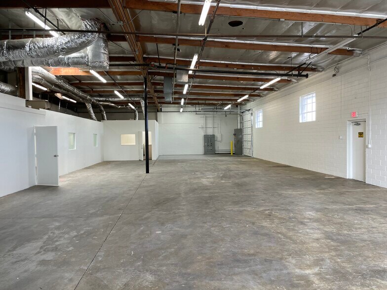 More Photos Of 11070 Fleetwood St, Sun Valley Warehouse For Lease