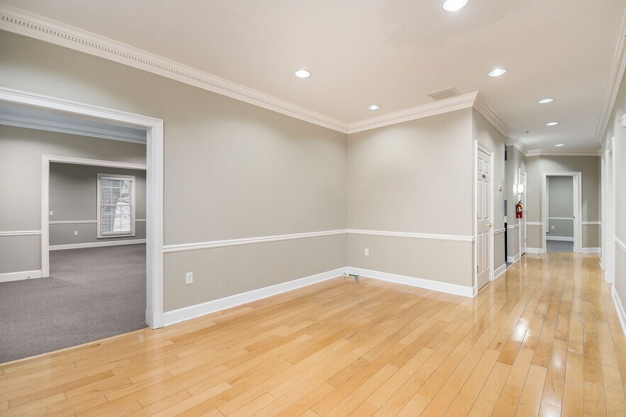 More Photos Of 515 Crossville Rd, Roswell Unknown For Lease