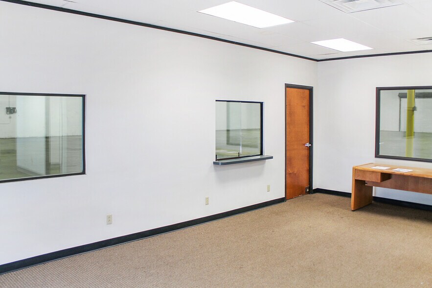 More Photos Of 151 Regal Row, Dallas Warehouse For Lease