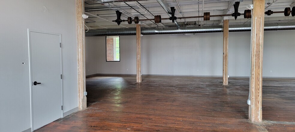 More Photos Of 205 Manufacturers Rd, Chattanooga General Retail For Lease