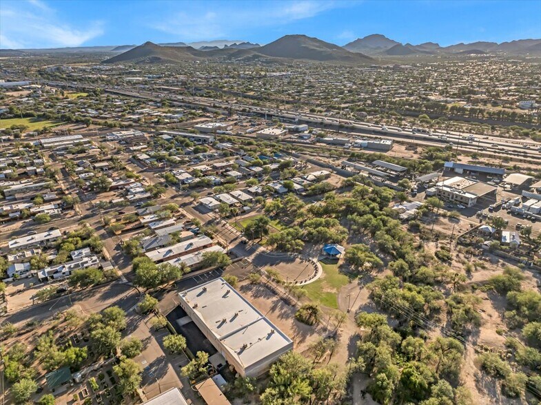 More Photos Of 1401 N Bailey Ln, Tucson Showroom For Sale